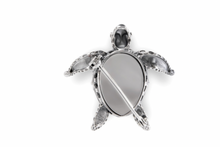 Carica l'immagine nel visualizzatore di Gallery, SPILLA TARTARUGA CARETTA CARETTA CON PIETRA TRIPLETTA
