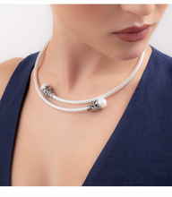 Carica l'immagine nel visualizzatore di Gallery, Collana rigida Contrarié con Perle e Maschere