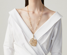 Load image into Gallery viewer, Pendente Coral dorato con cristalli Swarovski